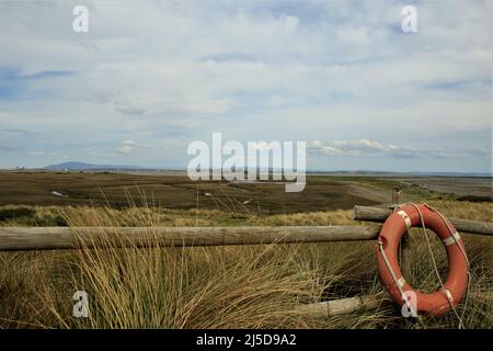 Walney Island, Cumbria, Großbritannien. 22.. April 2022. Wetter in Großbritannien. Trübe Sonne vom South Walney Nature Reserve. Blick von der Cumbrian Coast auf Piel Island auf das Piel Castle. Kredit:greenburn/Alamy Live Nachrichten. Stockfoto