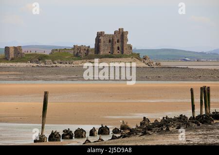 Walney Island, Cumbria, Großbritannien. 22.. April 2022. Wetter in Großbritannien. Trübe Sonne vom South Walney Nature Reserve. Blick von der Cumbrian Coast auf Piel Island auf das Piel Castle. Kredit:greenburn/Alamy Live Nachrichten. Stockfoto