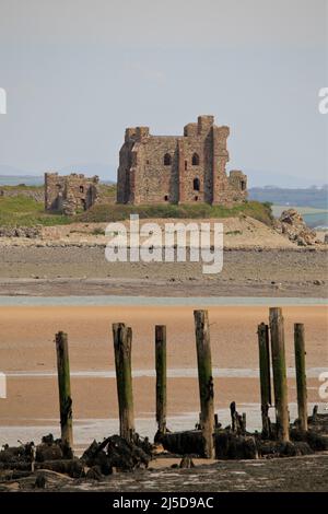 Walney Island, Cumbria, Großbritannien. 22.. April 2022. Wetter in Großbritannien. Trübe Sonne vom South Walney Nature Reserve. Blick von der Cumbrian Coast auf Piel Island auf das Piel Castle. Kredit:greenburn/Alamy Live Nachrichten. Stockfoto