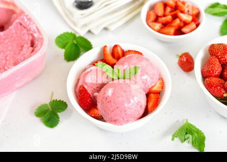 Erdbeereis in der Schüssel. Kalter Sommerdessert Stockfoto