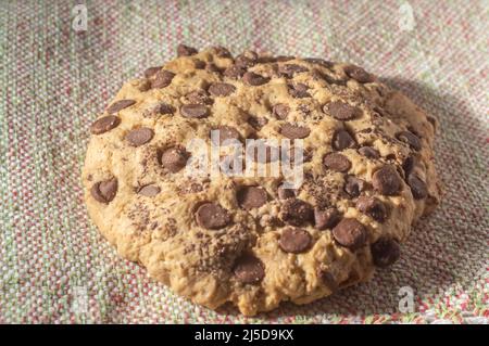 Großer Plätzchen mit Schokoladentropfen mit natürlichem Licht, hausgemachtes Rezeptkonzept. Stockfoto