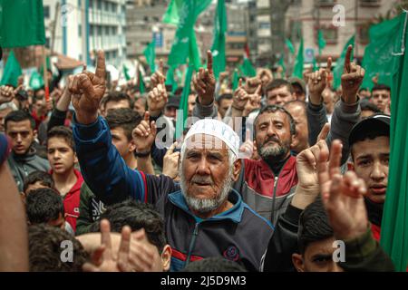 Gaza, Palästina. 22.. April 2022. Anhänger der palästinensischen Hamas-Bewegung, die sich nach Freitagsgebeten am 22. April 2022 in Jabalia im nördlichen Gazastreifen zusammengeschlossen haben, um Solidarität mit den Palästinensern zu zeigen, die israelischen Truppen auf dem AL-Aqsa-Moschee-Gelände in Jerusalem gegenüberstehen. Foto von Habboub Ramez/ABACAPRESS.COM Quelle: Abaca Press/Alamy Live News Stockfoto