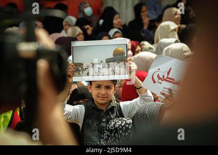 Gaza, Palästina. 22.. April 2022. Anhänger der palästinensischen Hamas-Bewegung, die sich nach Freitagsgebeten am 22. April 2022 in Jabalia im nördlichen Gazastreifen zusammengeschlossen haben, um Solidarität mit den Palästinensern zu zeigen, die israelischen Truppen auf dem AL-Aqsa-Moschee-Gelände in Jerusalem gegenüberstehen. Foto von Habboub Ramez/ABACAPRESS.COM Quelle: Abaca Press/Alamy Live News Stockfoto