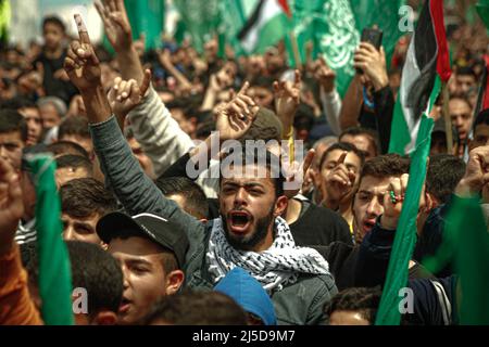 Gaza, Palästina. 22.. April 2022. Anhänger der palästinensischen Hamas-Bewegung, die sich nach Freitagsgebeten am 22. April 2022 in Jabalia im nördlichen Gazastreifen zusammengeschlossen haben, um Solidarität mit den Palästinensern zu zeigen, die israelischen Truppen auf dem AL-Aqsa-Moschee-Gelände in Jerusalem gegenüberstehen. Foto von Habboub Ramez/ABACAPRESS.COM Quelle: Abaca Press/Alamy Live News Stockfoto