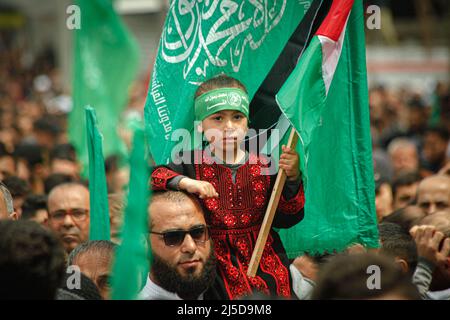 Gaza, Palästina. 22.. April 2022. Anhänger der palästinensischen Hamas-Bewegung, die sich nach Freitagsgebeten am 22. April 2022 in Jabalia im nördlichen Gazastreifen zusammengeschlossen haben, um Solidarität mit den Palästinensern zu zeigen, die israelischen Truppen auf dem AL-Aqsa-Moschee-Gelände in Jerusalem gegenüberstehen. Foto von Habboub Ramez/ABACAPRESS.COM Quelle: Abaca Press/Alamy Live News Stockfoto