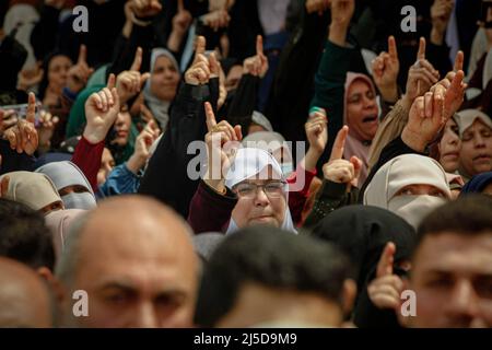 Gaza, Palästina. 22.. April 2022. Anhänger der palästinensischen Hamas-Bewegung, die sich nach Freitagsgebeten am 22. April 2022 in Jabalia im nördlichen Gazastreifen zusammengeschlossen haben, um Solidarität mit den Palästinensern zu zeigen, die israelischen Truppen auf dem AL-Aqsa-Moschee-Gelände in Jerusalem gegenüberstehen. Foto von Habboub Ramez/ABACAPRESS.COM Quelle: Abaca Press/Alamy Live News Stockfoto