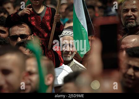 Gaza, Palästina. 22.. April 2022. Anhänger der palästinensischen Hamas-Bewegung, die sich nach Freitagsgebeten am 22. April 2022 in Jabalia im nördlichen Gazastreifen zusammengeschlossen haben, um Solidarität mit den Palästinensern zu zeigen, die israelischen Truppen auf dem AL-Aqsa-Moschee-Gelände in Jerusalem gegenüberstehen. Foto von Habboub Ramez/ABACAPRESS.COM Quelle: Abaca Press/Alamy Live News Stockfoto