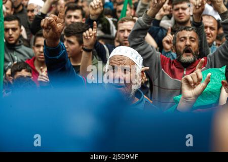 Gaza, Palästina. 22.. April 2022. Anhänger der palästinensischen Hamas-Bewegung, die sich nach Freitagsgebeten am 22. April 2022 in Jabalia im nördlichen Gazastreifen zusammengeschlossen haben, um Solidarität mit den Palästinensern zu zeigen, die israelischen Truppen auf dem AL-Aqsa-Moschee-Gelände in Jerusalem gegenüberstehen. Foto von Habboub Ramez/ABACAPRESS.COM Quelle: Abaca Press/Alamy Live News Stockfoto