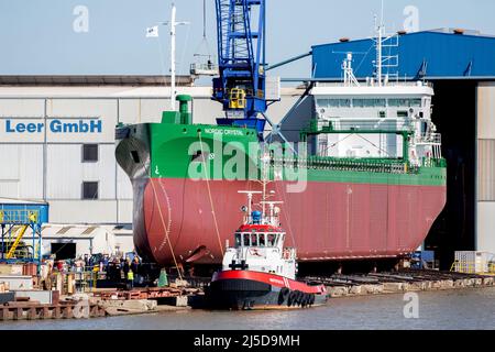 Leer, Deutschland. 22. April 2022. Der Massengutfrachter „Nordic Crystal“ wird von der Seite auf der Ferus Smit Werft gestartet. Das Schiff wurde von der Werft für die schwedische Thun-Gruppe gebaut und ist etwa 100 Meter lang und 13,35 Meter breit. Quelle: Hauke-Christian Dittrich/dpa/Alamy Live News Stockfoto