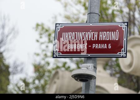 Prag, Tschechische Republik. 22. April 2022. Neues Straßenschild vor der russischen Botschaft während der Umbenennungszeremonie. Ein Teil der Straße, in der sich die russische Botschaft in Prag befindet, wurde offiziell in Ukrainische Heldenstraße umbenannt (Ukrajinskych Hrdinu in tschechischer Sprache). Die Straße wurde in einen symbolischen Akt umbenannt, um Solidarität und Unterstützung für die Ukraine bei der andauernden russischen Aggression zu zeigen. (Foto von Tomas Tkacik/SOPA Images/Sipa USA) Quelle: SIPA USA/Alamy Live News Stockfoto