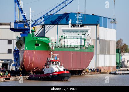 Leer, Deutschland. 22. April 2022. Der Massengutfrachter „Nordic Crystal“ wird von der Seite auf der Ferus Smit Werft gestartet. Das Schiff wurde von der Werft für die schwedische Thun-Gruppe gebaut und ist etwa 100 Meter lang und 13,35 Meter breit. Quelle: Hauke-Christian Dittrich/dpa/Alamy Live News Stockfoto