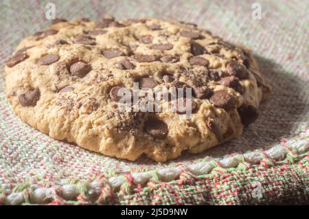 Großer Plätzchen mit Schokoladentropfen mit natürlichem Licht, hausgemachtes Rezeptkonzept. Stockfoto