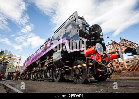 Bridgnorth, Shropshire, Großbritannien. 22. April 2022. Die traditionsreiche Dampfeisenbahn Severn Valley Railway, Shropshire, hat eine ihrer Lokomotiven neu gestrichen und in eine ihrer Lokomotiven umbenannt - das Taw Valley. Zu Ehren des Platinum Jubilee der Königin und der Commonwealth Games 2022 hat der Motor vorübergehend ein königliches Purpur gedreht, wenn seine übliche Braunschweiger Green-Lackierung. Die Lok ist im Rahmen der Spring Steam Gala der SVR in Bridgnorth, Shropshire, zu sehen. Kredit: Peter Lopeman/Alamy Live Nachrichten Stockfoto