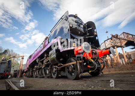 Bridgnorth, Shropshire, Großbritannien. 22. April 2022. Die traditionsreiche Dampfeisenbahn Severn Valley Railway, Shropshire, hat eine ihrer Lokomotiven neu gestrichen und in eine ihrer Lokomotiven umbenannt - das Taw Valley. Zu Ehren des Platinum Jubilee der Königin und der Commonwealth Games 2022 hat der Motor vorübergehend ein königliches Purpur gedreht, wenn seine übliche Braunschweiger Green-Lackierung. Die Lok ist im Rahmen der Spring Steam Gala der SVR in Bridgnorth, Shropshire, zu sehen. Kredit: Peter Lopeman/Alamy Live Nachrichten Stockfoto