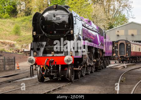 Bridgnorth, Shropshire, Großbritannien. 22. April 2022. Die traditionsreiche Dampfeisenbahn Severn Valley Railway, Shropshire, hat eine ihrer Lokomotiven neu gestrichen und in eine ihrer Lokomotiven umbenannt - das Taw Valley. Zu Ehren des Platinum Jubilee der Königin und der Commonwealth Games 2022 hat der Motor vorübergehend ein königliches Purpur gedreht, wenn seine übliche Braunschweiger Green-Lackierung. Die Lok ist im Rahmen der Spring Steam Gala der SVR in Bridgnorth, Shropshire, zu sehen. Kredit: Peter Lopeman/Alamy Live Nachrichten Stockfoto