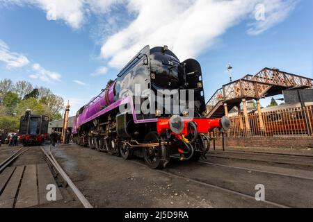 Bridgnorth, Shropshire, Großbritannien. 22. April 2022. Die traditionsreiche Dampfeisenbahn Severn Valley Railway, Shropshire, hat eine ihrer Lokomotiven neu gestrichen und in eine ihrer Lokomotiven umbenannt - das Taw Valley. Zu Ehren des Platinum Jubilee der Königin und der Commonwealth Games 2022 hat der Motor vorübergehend ein königliches Purpur gedreht, wenn seine übliche Braunschweiger Green-Lackierung. Die Lok ist im Rahmen der Spring Steam Gala der SVR in Bridgnorth, Shropshire, zu sehen. Kredit: Peter Lopeman/Alamy Live Nachrichten Stockfoto