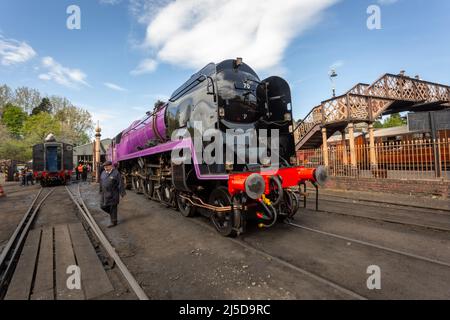 Bridgnorth, Shropshire, Großbritannien. 22. April 2022. Die traditionsreiche Dampfeisenbahn Severn Valley Railway, Shropshire, hat eine ihrer Lokomotiven neu gestrichen und in eine ihrer Lokomotiven umbenannt - das Taw Valley. Zu Ehren des Platinum Jubilee der Königin und der Commonwealth Games 2022 hat der Motor vorübergehend ein königliches Purpur gedreht, wenn seine übliche Braunschweiger Green-Lackierung. Die Lok ist im Rahmen der Spring Steam Gala der SVR in Bridgnorth, Shropshire, zu sehen. Kredit: Peter Lopeman/Alamy Live Nachrichten Stockfoto