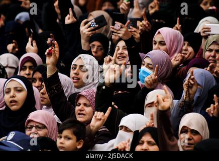 Gaza, Palästina. 22. April 2022. 22. April 2022, Dschabalia, Gazastreifen, Palästina: Dschabalia, Gazastreifen, Palästina. 22. April 2022. Im Flüchtlingslager Jabalia im nördlichen Gazastreifen findet eine Massenkundgebung zur Unterstützung der Al-Aqsa-Moschee in Jerusalem und der Palästinenser im Westjordanland statt. Die Kundgebung fand inmitten einer Eskalation der Gewalt zwischen der palästinensischen Enklave und Israel statt, wobei Israel am Donnerstag vor Sonnenaufgang Luftangriffe im zentralen Gazastreifen abfeuern konnte, nachdem fünf Raketen aus dem Gazastreifen auf israelisches Gebiet abgeschossen wurden. Der Abschuss von Raketen erfolgte als Reaktion auf Angriffe von Israele Stockfoto