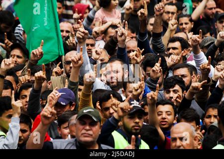 Gaza, Palästina. 22. April 2022. 22. April 2022, Dschabalia, Gazastreifen, Palästina: Dschabalia, Gazastreifen, Palästina. 22. April 2022. Im Flüchtlingslager Jabalia im nördlichen Gazastreifen findet eine Massenkundgebung zur Unterstützung der Al-Aqsa-Moschee in Jerusalem und der Palästinenser im Westjordanland statt. Die Kundgebung fand inmitten einer Eskalation der Gewalt zwischen der palästinensischen Enklave und Israel statt, wobei Israel am Donnerstag vor Sonnenaufgang Luftangriffe im zentralen Gazastreifen abfeuern konnte, nachdem fünf Raketen aus dem Gazastreifen auf israelisches Gebiet abgeschossen wurden. Der Abschuss von Raketen erfolgte als Reaktion auf Angriffe von Israele Stockfoto