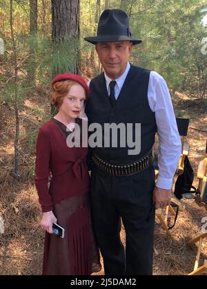 The Highwaymen Jahr : 2019 USA Regie : John Lee Hancock Emily Brobst , Kevin Costner am Set Stockfoto