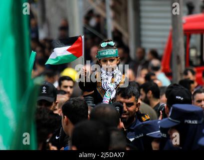 Gaza, Palästina. 22. April 2022. 22. April 2022, Dschabalia, Gazastreifen, Palästina: Dschabalia, Gazastreifen, Palästina. 22. April 2022. Im Flüchtlingslager Jabalia im nördlichen Gazastreifen findet eine Massenkundgebung zur Unterstützung der Al-Aqsa-Moschee in Jerusalem und der Palästinenser im Westjordanland statt. Die Kundgebung fand inmitten einer Eskalation der Gewalt zwischen der palästinensischen Enklave und Israel statt, wobei Israel am Donnerstag vor Sonnenaufgang Luftangriffe im zentralen Gazastreifen abfeuern konnte, nachdem fünf Raketen aus dem Gazastreifen auf israelisches Gebiet abgeschossen wurden. Der Abschuss von Raketen erfolgte als Reaktion auf Angriffe von Israele Stockfoto
