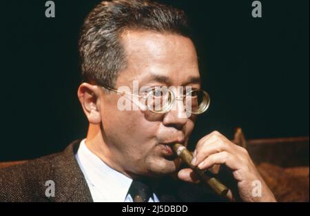 Jacques Vergès am Set der Fernsehsendung 'Libre et Change', die von Michel Polac präsentiert und am M6 zur Veröffentlichung seines Buches 'Beauté du Crime' ausgestrahlt wurde. 1988 Stockfoto