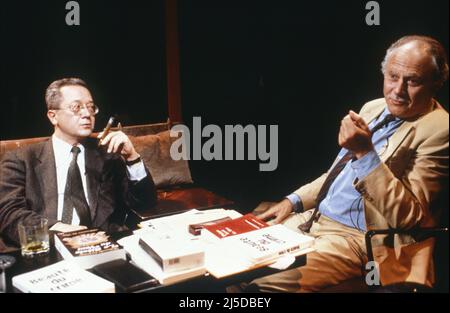 Jacques Vergès am Set der Fernsehsendung 'Libre et Change', die von Michel Polac präsentiert und am M6 zur Veröffentlichung seines Buches 'Beauté du Crime' ausgestrahlt wurde. 1988 Stockfoto