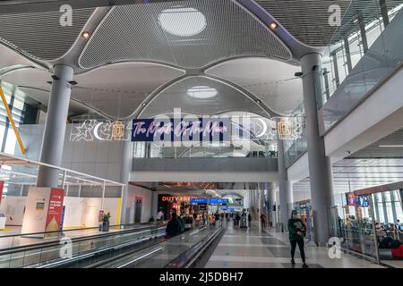 Istanbul, Türkei. 21. April 2022. Ramadan-Grüße, die während des Heiligen Monats Ramadan auf dem Internationalen Flughafen Istanbul gesehen wurden. Der Flughafen ist anlässlich des Ramadan schön dekoriert. Duty-Free-Geschäfte sind voll mit traditonellen türkischen Süßigkeiten wie Rahat Lokum, bekannt als Turkish Delight, Halva, Souvenirs wie Teppichen für Gebete und Shishas (Foto: © Lev Radin/Pacific Press via ZUMA Press Wire) Stockfoto