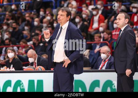 Mailand, Italien. 21. April 2022. Italien, Mailand, 21 2022. april: Ergin Ataman (Efes Istanbul Trainer) gibt Ratschläge im 3.. Quartal während des Basketballspiels A/X ARMANI MILAN vs ANADOLU ISTANBUL, EuroLeague Playoff 2round Mediolanum Forum (Foto von Fabrizio Andrea Bertani/Pacific Press/Sipa USA) Kredit: SIPA USA/Alamy Live News Stockfoto