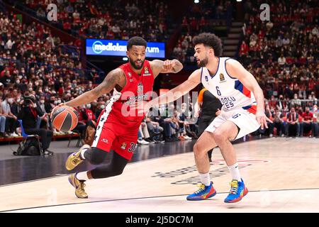 Mailand, Italien. 21. April 2022. Italien, Mailand, 21 2022. april: Troy Daniels (Armani Milan Guard) greift im 3.. Quartal während des Basketballspiels A/X ARMANI MILAN vs ANADOLU ISTANBUL, EuroLeague Playoff 2round Mediolanum Forum (Foto von Fabrizio Andrea Bertani/Pacific Press/Sipa USA) Kredit: SIPA USA/Alamy Live News Stockfoto