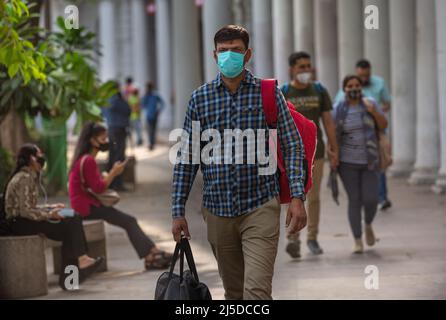 Neu-Delhi, Indien. 22. April 2022. Menschen mit Gesichtsmasken gehen an einem Marktplatz in Neu-Delhi, Indien, 22. April 2022. Indiens COVID-19-Zahlen stiegen am Freitag auf 43.052.425, da in den letzten 24 Stunden im ganzen Land 2.451 neue Fälle registriert wurden, zeigten die neuesten Daten des Bundesgesundheitsministeriums. Quelle: Javed Dar/Xinhua/Alamy Live News Stockfoto