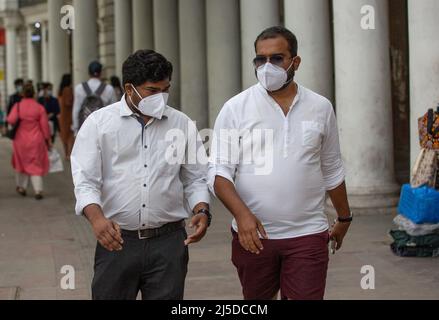 Neu-Delhi, Indien. 22. April 2022. Menschen mit Gesichtsmasken gehen an einem Marktplatz in Neu-Delhi, Indien, 22. April 2022. Indiens COVID-19-Zahlen stiegen am Freitag auf 43.052.425, da in den letzten 24 Stunden im ganzen Land 2.451 neue Fälle registriert wurden, zeigten die neuesten Daten des Bundesgesundheitsministeriums. Quelle: Javed Dar/Xinhua/Alamy Live News Stockfoto