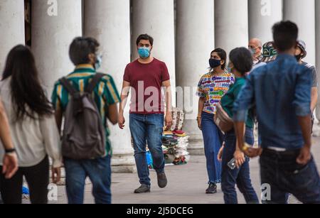 Neu-Delhi, Indien. 22. April 2022. Menschen mit Gesichtsmasken gehen an einem Marktplatz in Neu-Delhi, Indien, 22. April 2022. Indiens COVID-19-Zahlen stiegen am Freitag auf 43.052.425, da in den letzten 24 Stunden im ganzen Land 2.451 neue Fälle registriert wurden, zeigten die neuesten Daten des Bundesgesundheitsministeriums. Quelle: Javed Dar/Xinhua/Alamy Live News Stockfoto