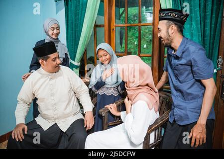 Eine Familienfreude während der idul fitri Feier Stockfoto