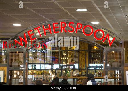 Schild / Beschilderung am Red Lion Wetherspoon / Wetherspoons Pub / Restaurant / Public House, am London Gatwick Airport North Terminal, Crawley. VEREINIGTES KÖNIGREICH (129) Stockfoto
