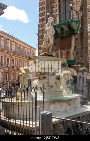 Fuente del Amenano / Fontana dell'Amenano, ein Brunnen aus Carrara-Marmor auf der Piazza del Duomo, wo der unterirdische Fluss kurz über der Oberfläche auftaucht. Catania CT, Sizilien. Italien (129) Stockfoto