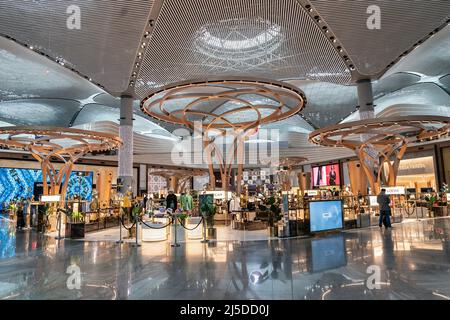 Istanbul, Türkei. 21. April 2022. Allgemeiner Blick auf den Internationalen Flughafen Istanbul während des Heiligen Monats Ramadan. Der Flughafen ist anlässlich des Ramadan schön dekoriert. Duty-Free-Geschäfte sind voll mit traditonellen türkischen Süßigkeiten wie Rahat Lokum, bekannt als Turkish Delight, Halva, Souvenirs wie Teppichen für Gebete und Shishas (Foto: © Lev Radin/Pacific Press via ZUMA Press Wire) Stockfoto