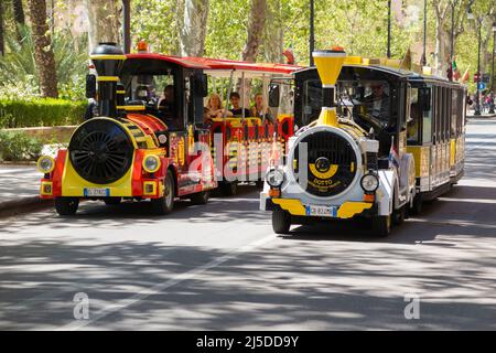 Tourist Sightseeing Zug / Züge laufen, vielleicht im Wettbewerb, in den Straßen und Straßen der historischen Innenstadt von Palermo, Sizilien. Italien. (129) Stockfoto