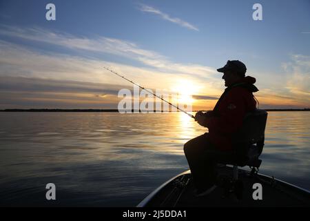 Angeln bei Sonnenuntergang Stockfoto