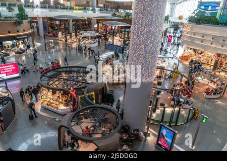 Istanbul, Türkei. 21. April 2022. Allgemeiner Blick auf den Internationalen Flughafen Istanbul während des Heiligen Monats Ramadan. Der Flughafen ist anlässlich des Ramadan schön dekoriert. Duty-Free-Geschäfte sind voll mit traditonellen türkischen Süßigkeiten wie Rahat Lokum, bekannt als Turkish Delight, Halva, Souvenirs wie Teppichen für Gebete und Shishas (Foto: © Lev Radin/Pacific Press via ZUMA Press Wire) Stockfoto