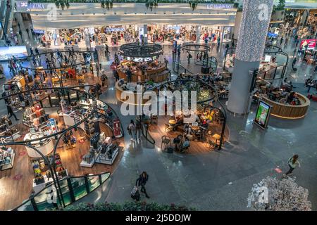 Istanbul, Türkei. 21. April 2022. Allgemeiner Blick auf den Internationalen Flughafen Istanbul während des Heiligen Monats Ramadan. Der Flughafen ist anlässlich des Ramadan schön dekoriert. Duty-Free-Geschäfte sind voll mit traditonellen türkischen Süßigkeiten wie Rahat Lokum, bekannt als Turkish Delight, Halva, Souvenirs wie Teppichen für Gebete und Shishas (Foto: © Lev Radin/Pacific Press via ZUMA Press Wire) Stockfoto