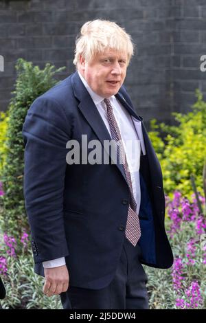 Der britische Premierminister Boris Johnson geht entlang der Downing Street. Stockfoto