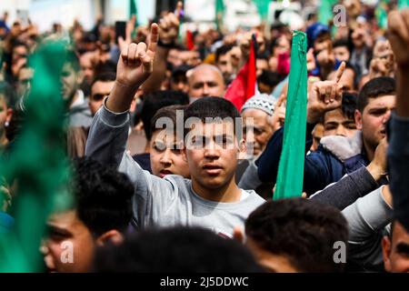 Gaza, Palästina. 22. April 2022. 22. April 2022, Dschabalia, Gazastreifen, Palästina: Dschabalia, Gazastreifen, Palästina. 22. April 2022. Im Flüchtlingslager Jabalia im nördlichen Gazastreifen findet eine Massenkundgebung zur Unterstützung der Al-Aqsa-Moschee in Jerusalem und der Palästinenser im Westjordanland statt. Die Kundgebung fand inmitten einer Eskalation der Gewalt zwischen der palästinensischen Enklave und Israel statt, wobei Israel am Donnerstag vor Sonnenaufgang Luftangriffe im zentralen Gazastreifen abfeuern konnte, nachdem fünf Raketen aus dem Gazastreifen auf israelisches Gebiet abgeschossen wurden. Der Abschuss von Raketen erfolgte als Reaktion auf Angriffe von Israele Stockfoto