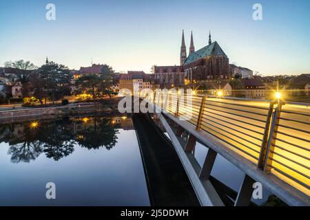 Stadtpanorama mit Peterskirche, Neiße, Görlitz, Sachsen, Fußgängerbrücke nach Polen, Dämmerung, Deutschland, Europa Stockfoto