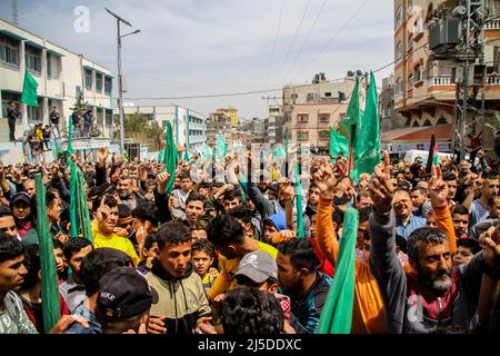 Gaza, Palästina. 22. April 2022. 22. April 2022, Dschabalia, Gazastreifen, Palästina: Dschabalia, Gazastreifen, Palästina. 22. April 2022. Im Flüchtlingslager Jabalia im nördlichen Gazastreifen findet eine Massenkundgebung zur Unterstützung der Al-Aqsa-Moschee in Jerusalem und der Palästinenser im Westjordanland statt. Die Kundgebung fand inmitten einer Eskalation der Gewalt zwischen der palästinensischen Enklave und Israel statt, wobei Israel am Donnerstag vor Sonnenaufgang Luftangriffe im zentralen Gazastreifen abfeuern konnte, nachdem fünf Raketen aus dem Gazastreifen auf israelisches Gebiet abgeschossen wurden. Der Abschuss von Raketen erfolgte als Reaktion auf Angriffe von Israele Stockfoto