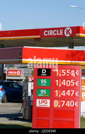 Billiger Sprit bei Circle K Tankstellen in Zgorzelec, Polen. Der Benzinpreis am 23.02.2022 war für Diesel 1,55 € , Super 1.405 in Polen, während die S Stockfoto