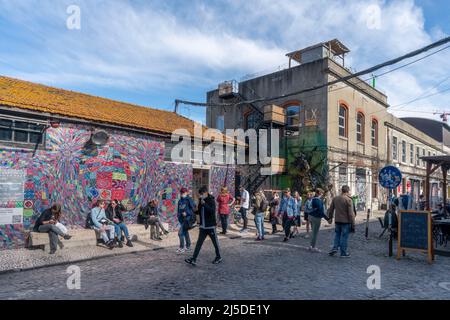 LX Factory in Lissabon. Historischer Industriekomplex mit zahlreichen Kunst- und Designläden sowie einzigartigen Restaurants. Stockfoto