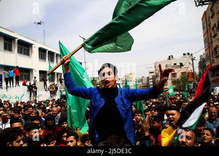 Gaza, Palästina. 22. April 2022. 22. April 2022, Dschabalia, Gazastreifen, Palästina: Dschabalia, Gazastreifen, Palästina. 22. April 2022. Im Flüchtlingslager Jabalia im nördlichen Gazastreifen findet eine Massenkundgebung zur Unterstützung der Al-Aqsa-Moschee in Jerusalem und der Palästinenser im Westjordanland statt. Die Kundgebung fand inmitten einer Eskalation der Gewalt zwischen der palästinensischen Enklave und Israel statt, wobei Israel am Donnerstag vor Sonnenaufgang Luftangriffe im zentralen Gazastreifen abfeuern konnte, nachdem fünf Raketen aus dem Gazastreifen auf israelisches Gebiet abgeschossen wurden. Der Abschuss von Raketen erfolgte als Reaktion auf Angriffe von Israele Stockfoto