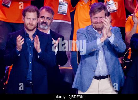 Den Haag, Niederlande. 22. April 2022. 2022-04-22 14:52:19 DEN HAAG - der Herzog von Sussex, Prinz Harry und König Willem-Alexander während der Rollstuhl-Basketball-Finale am letzten Tag der Invictus Games. ANP SEM VAN DER WAL netherlands Out - belgium Out Credit: ANP/Alamy Live News Stockfoto