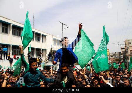 Gaza, Palästina. 22. April 2022. 22. April 2022, Dschabalia, Gazastreifen, Palästina: Dschabalia, Gazastreifen, Palästina. 22. April 2022. Im Flüchtlingslager Jabalia im nördlichen Gazastreifen findet eine Massenkundgebung zur Unterstützung der Al-Aqsa-Moschee in Jerusalem und der Palästinenser im Westjordanland statt. Die Kundgebung fand inmitten einer Eskalation der Gewalt zwischen der palästinensischen Enklave und Israel statt, wobei Israel am Donnerstag vor Sonnenaufgang Luftangriffe im zentralen Gazastreifen abfeuern konnte, nachdem fünf Raketen aus dem Gazastreifen auf israelisches Gebiet abgeschossen wurden. Der Abschuss von Raketen erfolgte als Reaktion auf Angriffe von Israele Stockfoto